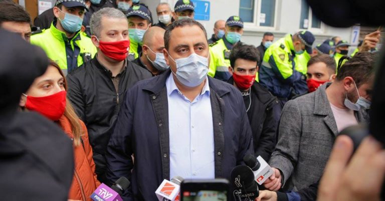 მოვუწოდებ საარჩევნო კომისიის ადმინისტრაციის წარმომადგენლებს ნუ აწერენ ხელს, უარი თქვან გაყალბების იმ უზარმაზარ მექანიზმზე, რომელიც „ქართულმა ოცნებამ“ ჩამოაყალიბა – გიორგი ვაშაძე