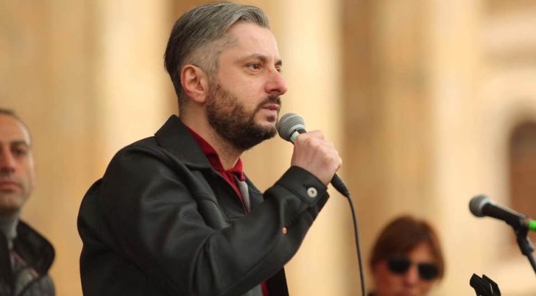 “არც ერთი ნაბიჯი უკან! ჩვენს უკან ჩვენი სამშობლოა! ოლიგარქია უნდა დაემხოს!” – ნიკა გვარამია