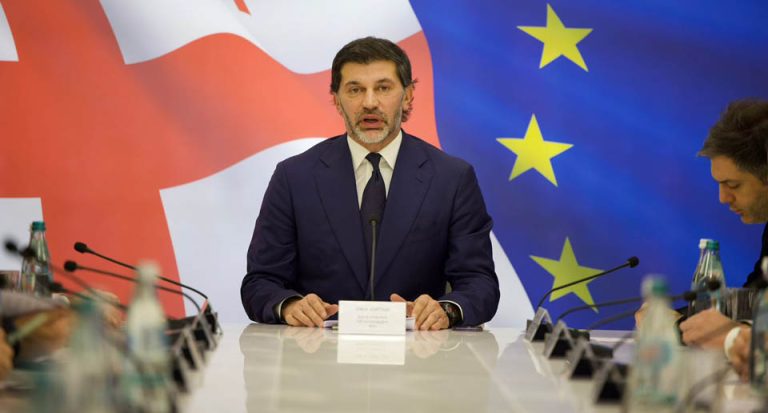 უსახლკაროს სტატუსის მქონე ყველა ოჯახისთვის ბინები მოძიებულია, საკუთრებაში კი ეტაპობრივად გადაეცემათ – კახა კალაძის განმარტებები