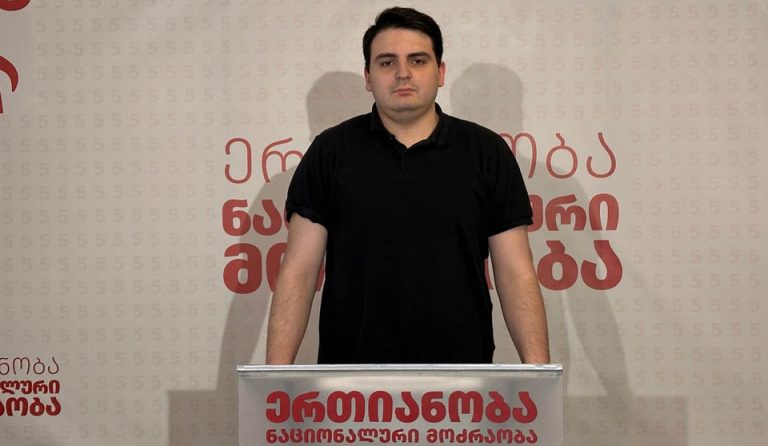 “საინტერესოა რატომ ნერვიულობს ბატონი პაპუაშვილი ვინ ჩავა და ვინ დაესწრება პუტინის სისხლიან პარადს, ეს მისი საქმე რატომ არის?!” – ლევან სანიკიძე
