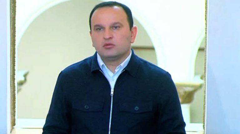 “შეაჩერეთ ეს ფარსი, ეს სიგიჟე, სანამ ჯერ კიდევ გაქვთ უკან დახევის შანსი. დანიშნეთ არჩევნები! გაათავისუფლეთ პოლიტპატიმრები!” – პაატა მანჯგალაძე  “ქართულ ოცნებას” მიმართავს