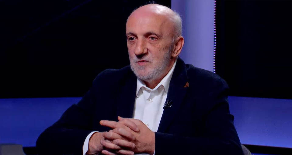 “მრჩება შთაბეჭდილება, რომ ერთი კაცი დაიღალა კასრში ძვირადღირებული კაციჭამია ვირთხების მოშენებით და იაფფასიანი ინკუბატორის წიწილების გამოჩეკვაზე გადავიდა…” – გია ხუხაშვილი