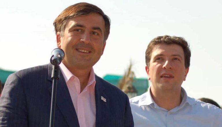 “ხელში მიჭირავს ანუ ვაქვეყნებ”მიშას ბანერს”, ვითხოვ ახალ არჩევნებს და პოლიტპატიმრების თავისუფლებას😍” – გიგი უგულავა