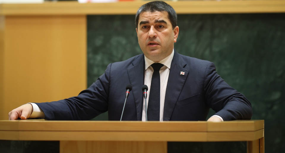 “მივიღეთ პარადოქსი, რომ დღეს, ქუჩაში, ძალადობა ევროკავშირის დროშაში გახვეული დადის” – შალვა პაპუაშვილი