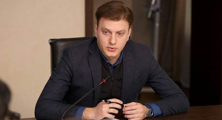 “გაუგებარია, რატომ ვანთავსებთ იმ ორგანიზაციის დროშას პარლამენტის შენობაზე, რომელიც ამავე შენობისთვის ცეცხლის წაკიდებას აფინანსებდა…” – ვატო შაქარიშვილი