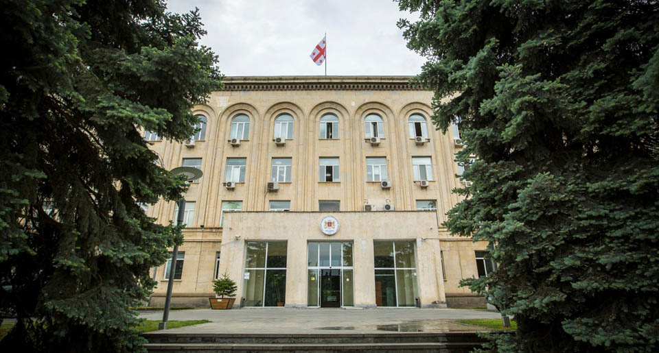 ძალაში რჩება საზოგადოებრივი კვების ობიექტების მიერ მომხმარებლისთვის სასმელების პლასტმასის ბოთლებით მიწოდების აკრძალვა. რეგულაცია 2026 წლის 1 ივლისიდან ამოქმედდება